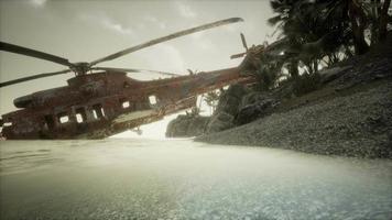viejo helicóptero militar oxidado cerca de la isla video