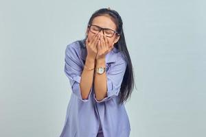 retrato de una joven asiática riéndose cubriendo la boca con la mano sobre fondo blanco