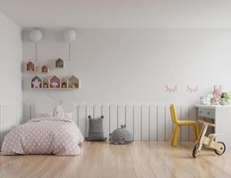 pared de maqueta de dormitorio en la habitación de los niños con fondo de pared blanca. foto