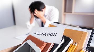 el hombre de negocios tiene estrés por renunciar y firmar una carta de contrato de cancelación, cambio de empleo, desempleo o concepto de renuncia.