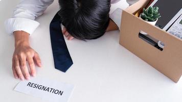el hombre de negocios tiene estrés por renunciar y firmar una carta de contrato de cancelación, cambio de empleo, desempleo o concepto de renuncia.