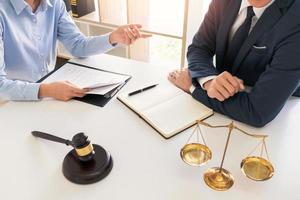 abogado o juez varón consultar con los papeles del contrato de verificación del cliente recomendar propuestas legales, concepto de servicios legales