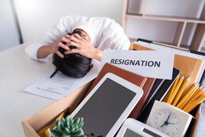 el hombre de negocios tiene estrés por renunciar y firmar una carta de contrato de cancelación, cambio de empleo, desempleo o concepto de renuncia