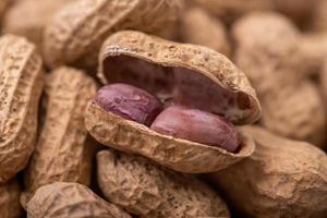 los cacahuetes pelados se colocan entre muchos cacahuetes foto