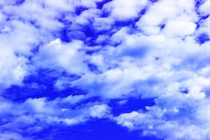 cielo azul con nubes blancas. Hermosa naturaleza foto