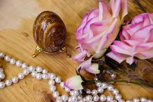 huevo de pascua artificial con rosas rosadas y perlas foto