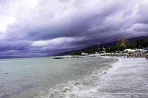 a través de las nubes sobre el mar se abre paso un rayo de sol foto