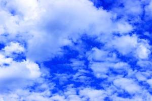 cielo azul con nubes blancas. Hermosa naturaleza foto