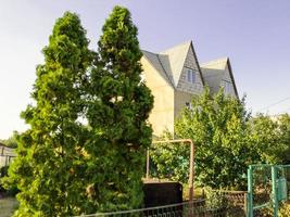 casa de campo moderna de dos plantas en verano hermosa foto