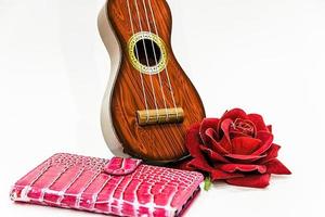 guitarra acústica y flor rosa roja, aislada en blanco foto