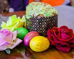 pasteles dulces de pascua con huevos coloridos en la mesa en la habitación