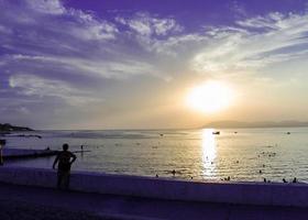 hermoso atardecer en el mar negro en verano en el pueblo de kabardinka foto