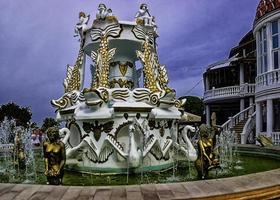 gran fuente hermosa en el pueblo de kabardinka en rusia foto