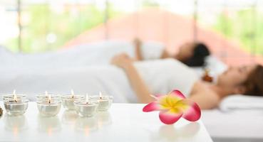 retrato de una joven y bella mujer asiática disfruta de un masaje en un balneario de lujo