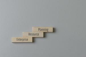 bloques de madera con palabras erp planificación de recursos empresariales en segundo plano y espacio de copia.conceptos comerciales. foto