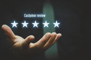 concepto de revisión del cliente excelente servicio para satisfacción calificación de cinco estrellas con pantalla táctil de hombre de negocios. foto