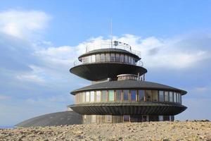 observatorio meteorológico en la cima de la montaña sniezka en polonia foto