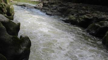 piedras y flujo de río foto