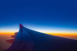 cielo del atardecer desde la ventana del avión a una altura de 35,000 pies. foto