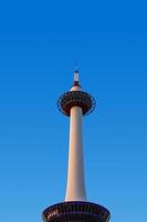 la torre de kyoto es la estructura de acero más alta y una importante atracción turística en la región de kansai. Japón foto