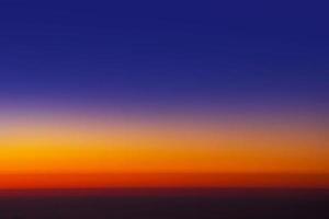 cielo del atardecer desde la ventana del avión a una altura de 35,000 pies. foto