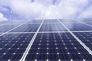 Los paneles solares y las turbinas eólicas generan electricidad. foto