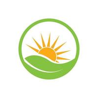 logotipo vectorial de rayos solares de hoja verde. icono de vector de naturaleza solar.