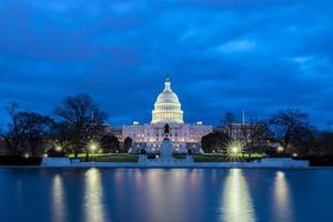 El Capitolio de los Estados Unidos con reflejo en la noche, Washington DC, EE. foto
