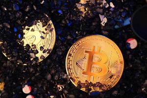minería de moneda criptográfica bitcoin en placa de circuito.dinero virtual.tecnología de cadena de bloques.concepto de minería foto