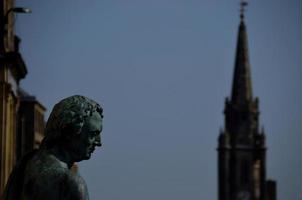 figura de bronce e iglesia foto