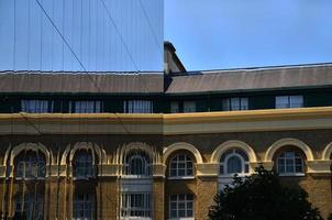 reflejo del edificio en la fachada de cristal foto