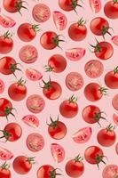 papel pintado de tomate sobre un fondo rosa foto