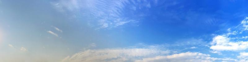 cielo panorámico con hermosas nubes en un día soleado. imagen panorámica de alta resolución. foto