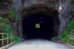 túnel en una montaña foto