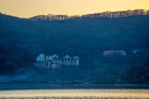 paisaje marino con vistas al edificio en ruinas en la isla de russian. vladivostok foto