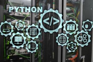 lenguaje de programación Python en el fondo de la sala de servidores. Concepto de algoritmo abstracto de flujo de trabajo de programación en pantalla virtual foto
