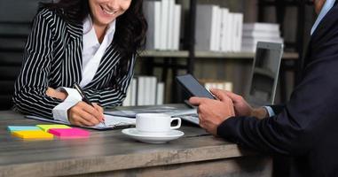 mujer de negocios que trabaja con un compañero de trabajo en la oficina foto