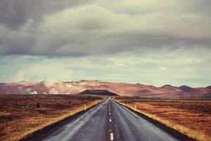 carretera asfaltada a las montañas islandia foto