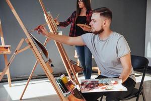 artistas creativos han diseñado un cuadro colorido pintado sobre lienzo con pinturas al óleo en el estudio foto