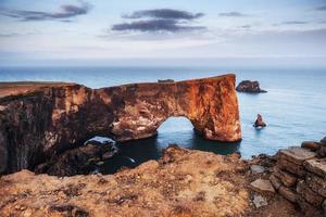 cabo dyrholaey en el sur de islandia. altitud 120 m, e isla de colina media con una puerta que se abre foto