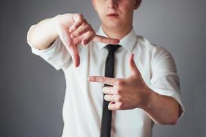 joven hombre de negocios que muestra las manos vacías, listo para llenar con su diseño foto