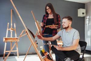 artistas creativos han diseñado un cuadro colorido pintado sobre lienzo con pinturas al óleo en el estudio foto