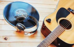 guitarra clásica con auriculares sobre un fondo de madera foto