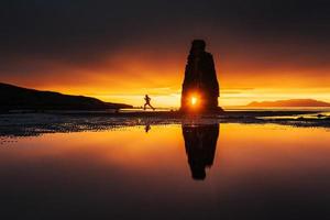 hvitserkur 15 m de altura. es una roca espectacular en el mar en la costa norte de islandia. esta foto se refleja en el agua después de la puesta de sol de medianoche.