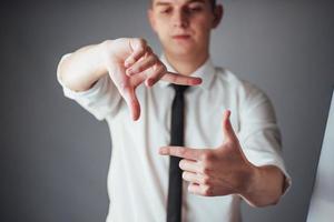 joven hombre de negocios que muestra las manos vacías, listo para llenar con su diseño foto