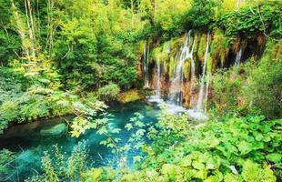 cascadas en el parque nacional cayendo en el lago turquesa. plitvice, croacia foto