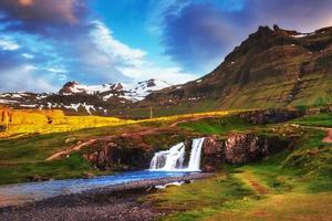 el hermoso paisaje de montañas y ríos en islandia. foto