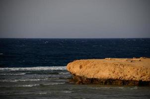 roca y arrecife en el mar foto