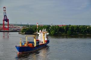 buque portacontenedores en el puerto de hamburgo foto