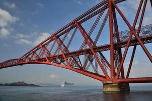 puente rojo y crucero foto